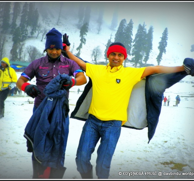 बर्फाचा आनंद लुटतांना ...गुलमर्ग -काश्मीर