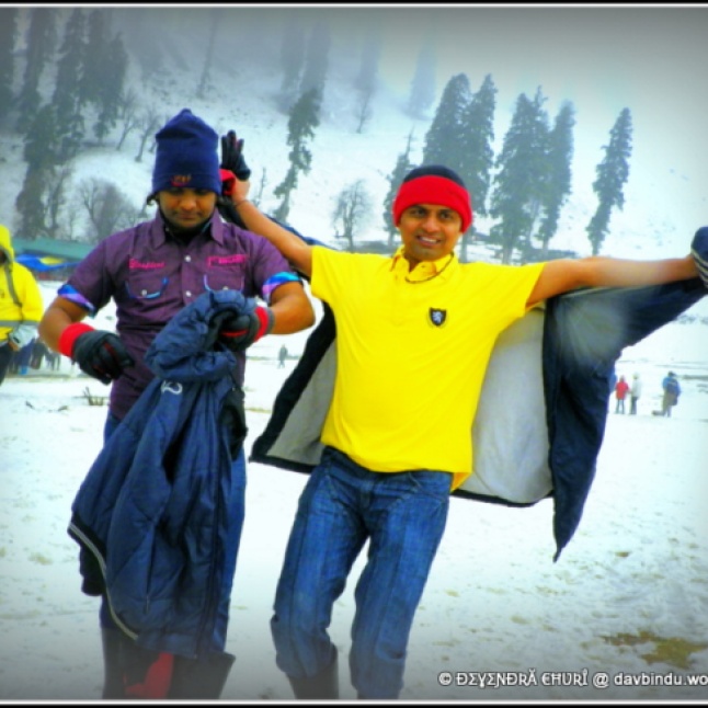 बर्फाचा आनंद लुटतांना ...गुलमर्ग -काश्मीर